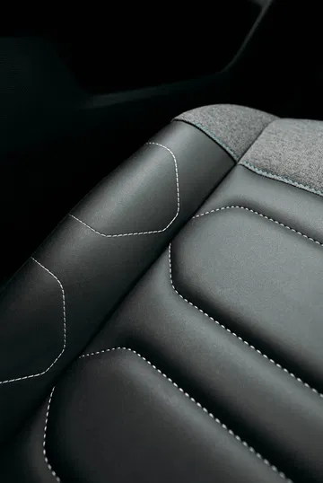 Vista cercana de la tapicería de cuero de un asiento Citroën C4 X.