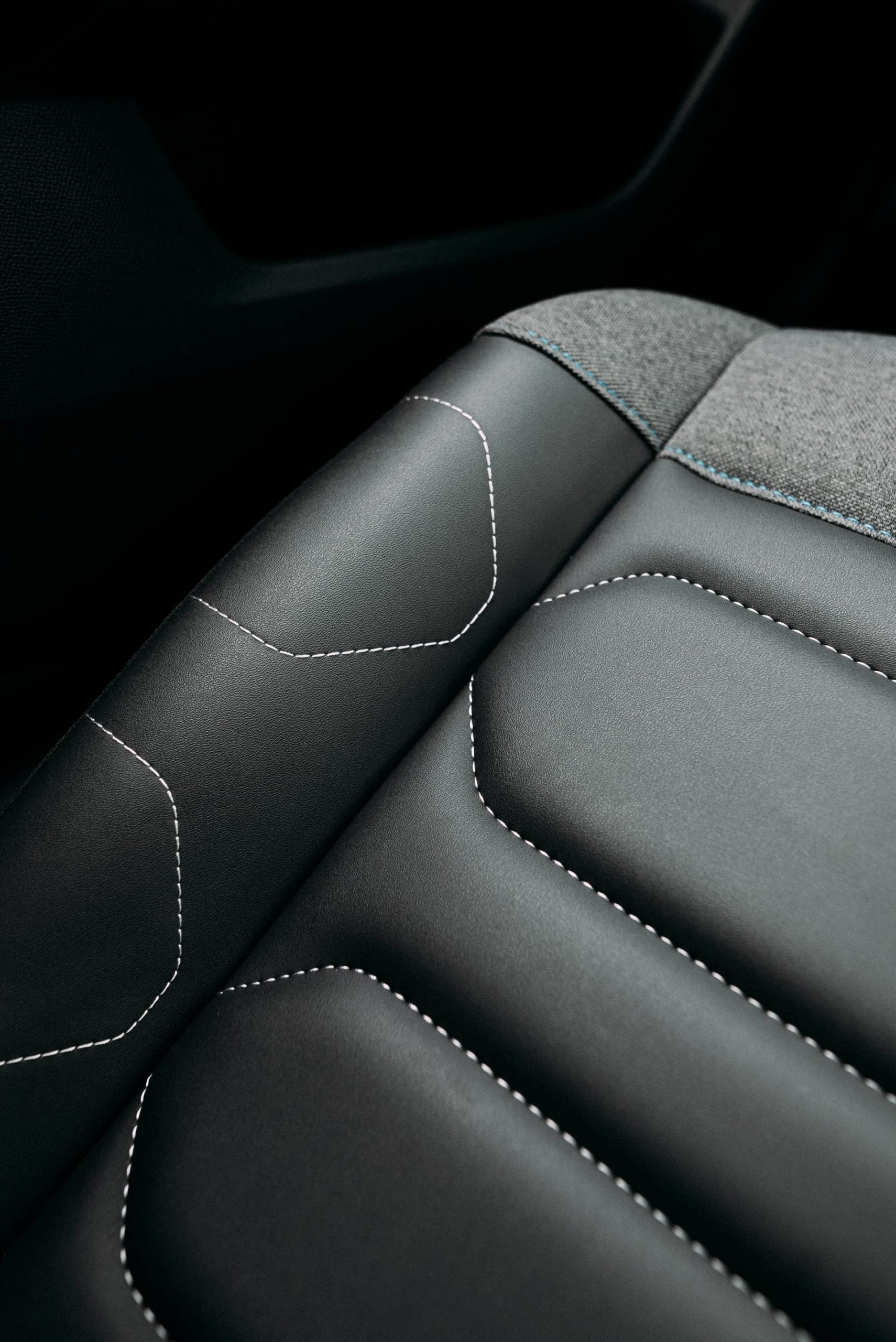 Vista cercana de la tapicería de cuero de un asiento Citroën C4 X.