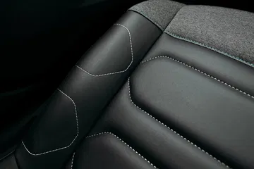 Vista cercana de los asientos, mostrando la textura y calidad del material.