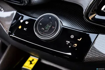 Consola central del Ferrari Purosangue con el logotipo visible y detalles premium.
