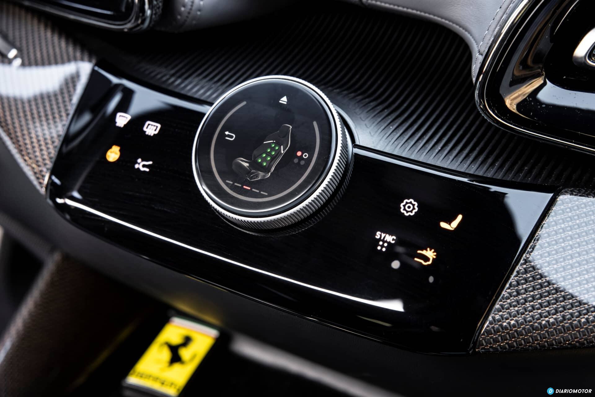 Consola central del Ferrari Purosangue con el logotipo visible y detalles premium.