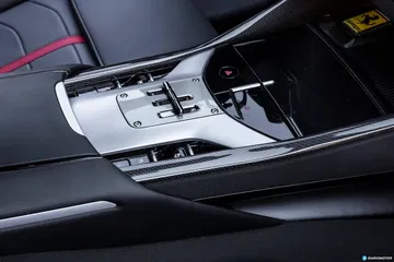 Vista cercana de la consola central del Ferrari Purosangue, acabados de alta calidad.