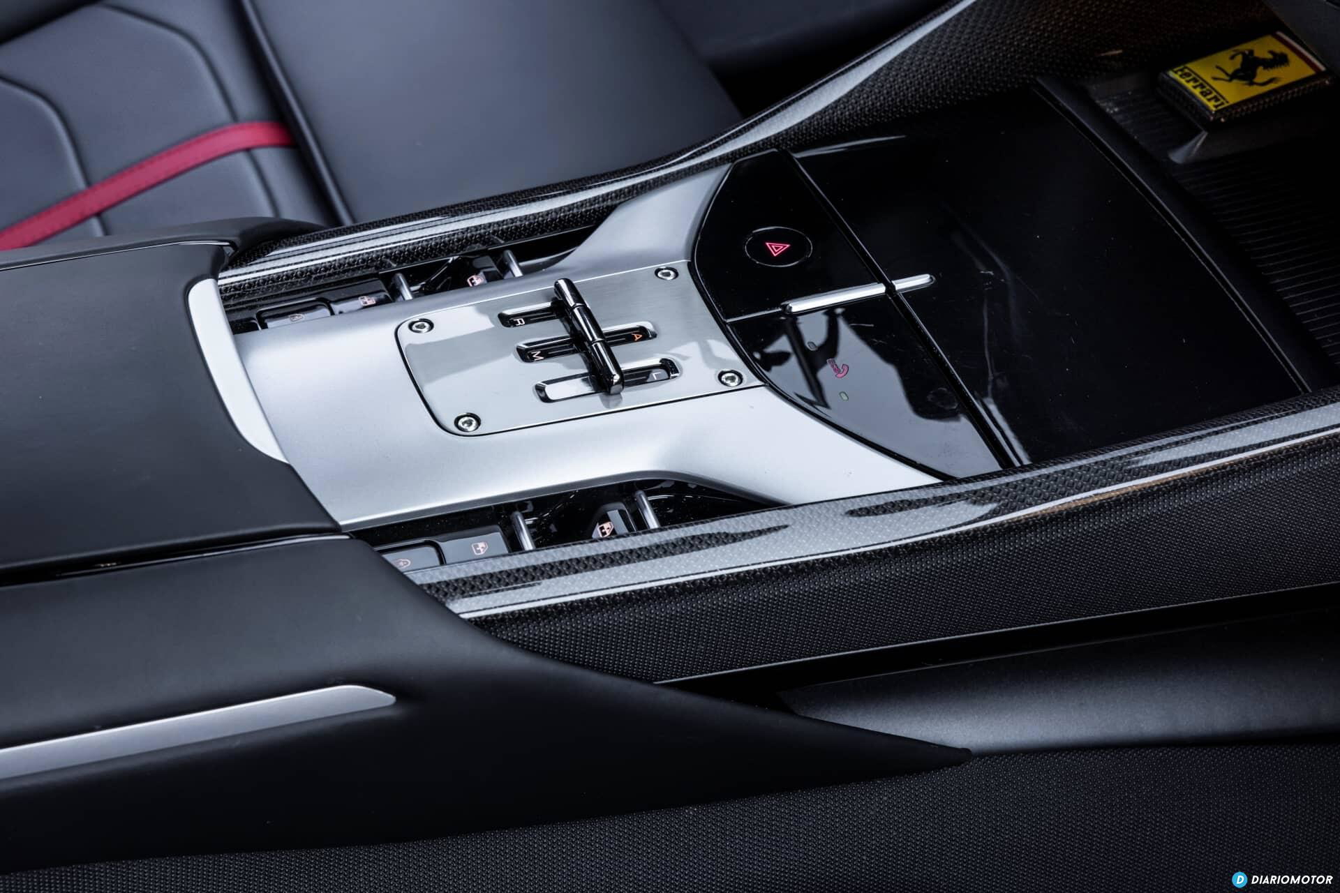 Vista cercana de la consola central del Ferrari Purosangue, acabados de alta calidad.