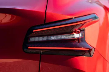 Vista cercana del emblema distintivo del Citroën C4 X.