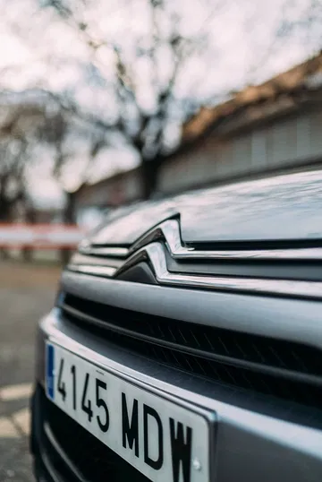 Primer plano del emblema Citroën en parrilla del C4 X.