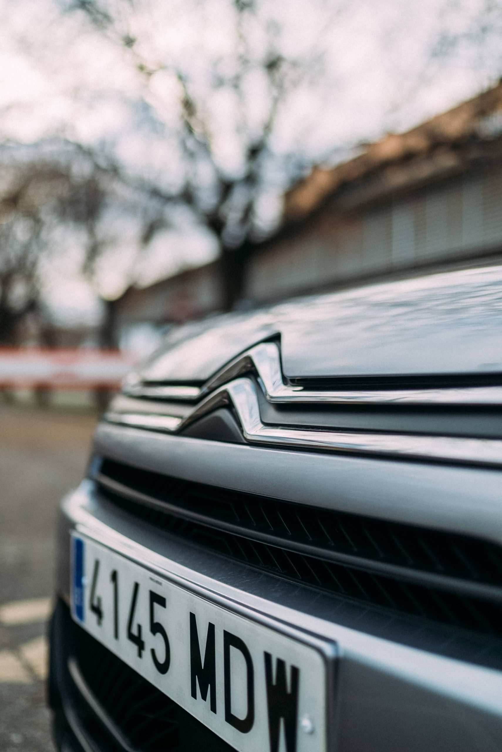 Primer plano del emblema Citroën en parrilla del C4 X.