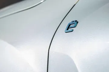 Vista cercana al emblema distintivo de Citroën en el C4 X.