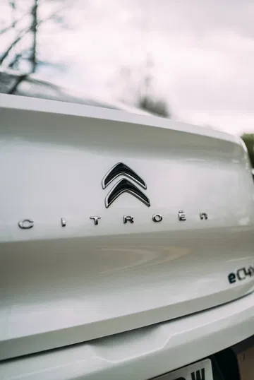 Vista del emblema distintivo de Citroën en la zaga.