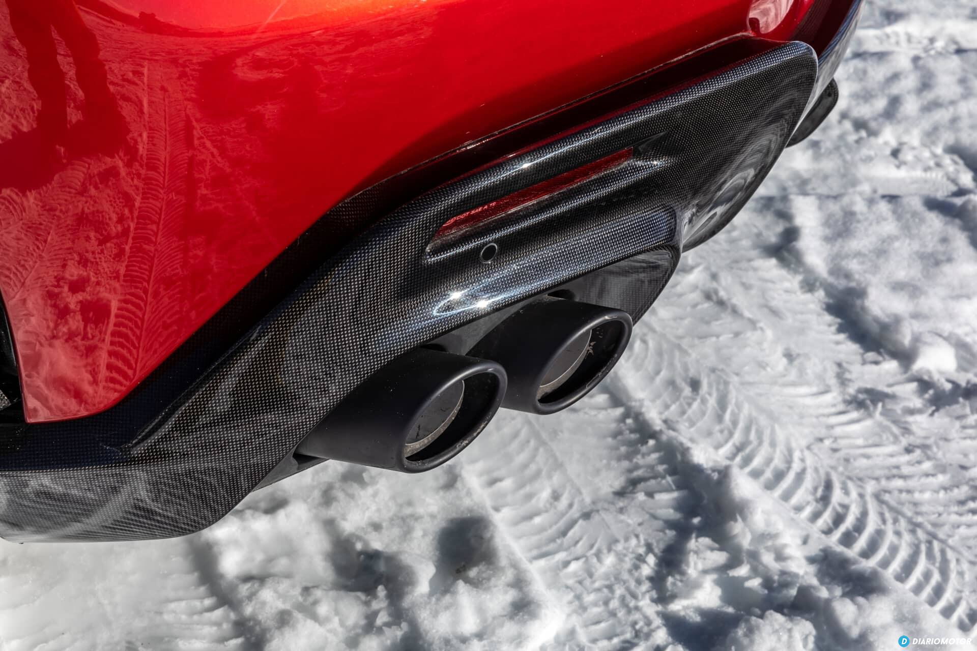 Vista del sistema de escape del Ferrari Purosangue, destaca su diseño deportivo.