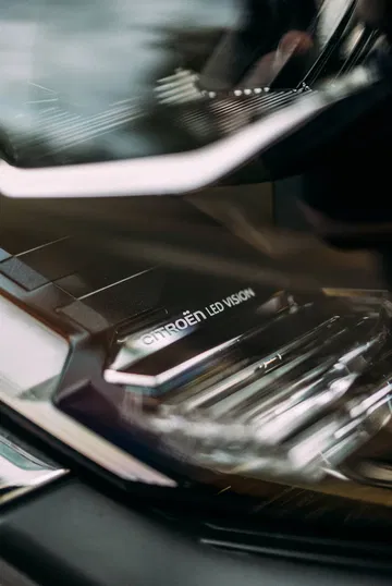 Primer plano del faro que muestra el diseño distintivo de Citroën.