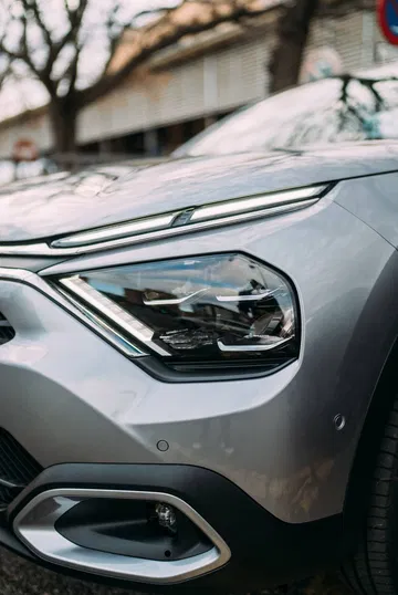 Vista cercana de los faros LED con diseño característico de Citroën.