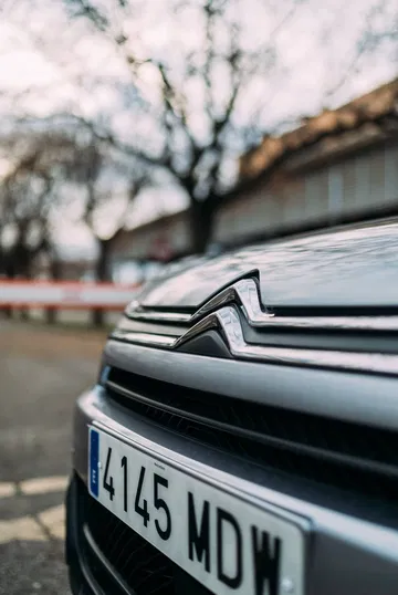 Vista en detalle del emblema y parrilla frontal del Citroën C4 X.