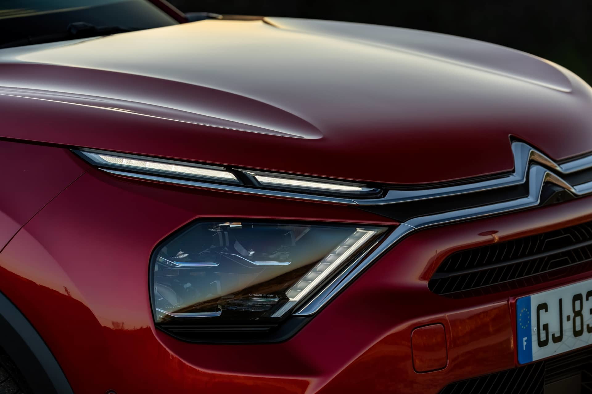 Vista enfocada en la distintiva parrilla frontal del Citroën C4 X.