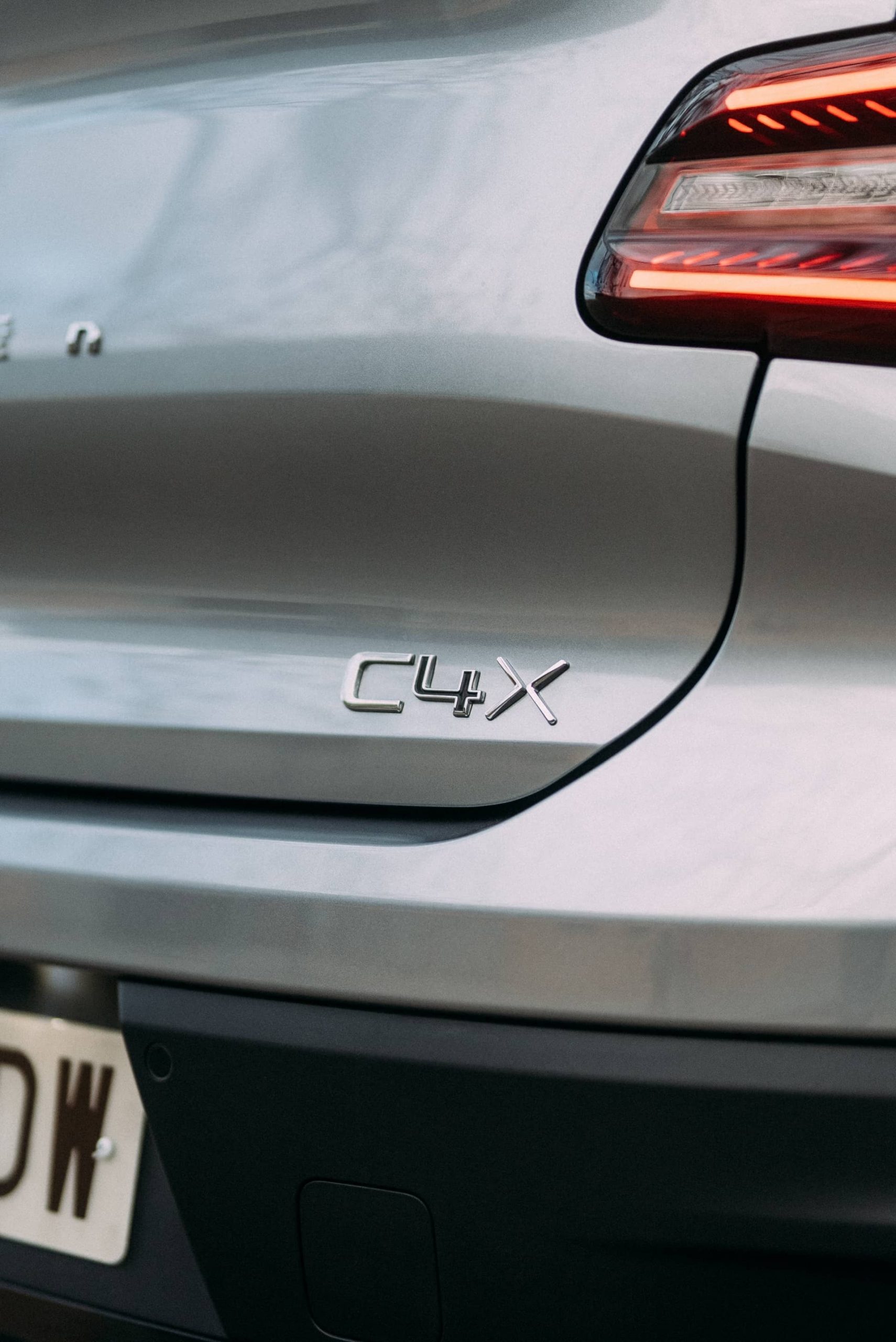 Insignia distintiva del Citroën C4 X, detalle fino y sofisticado.