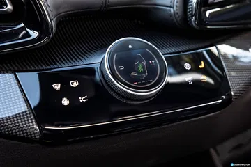 Consola central del Ferrari Purosangue mostrando instrumentos y superficies táctiles.