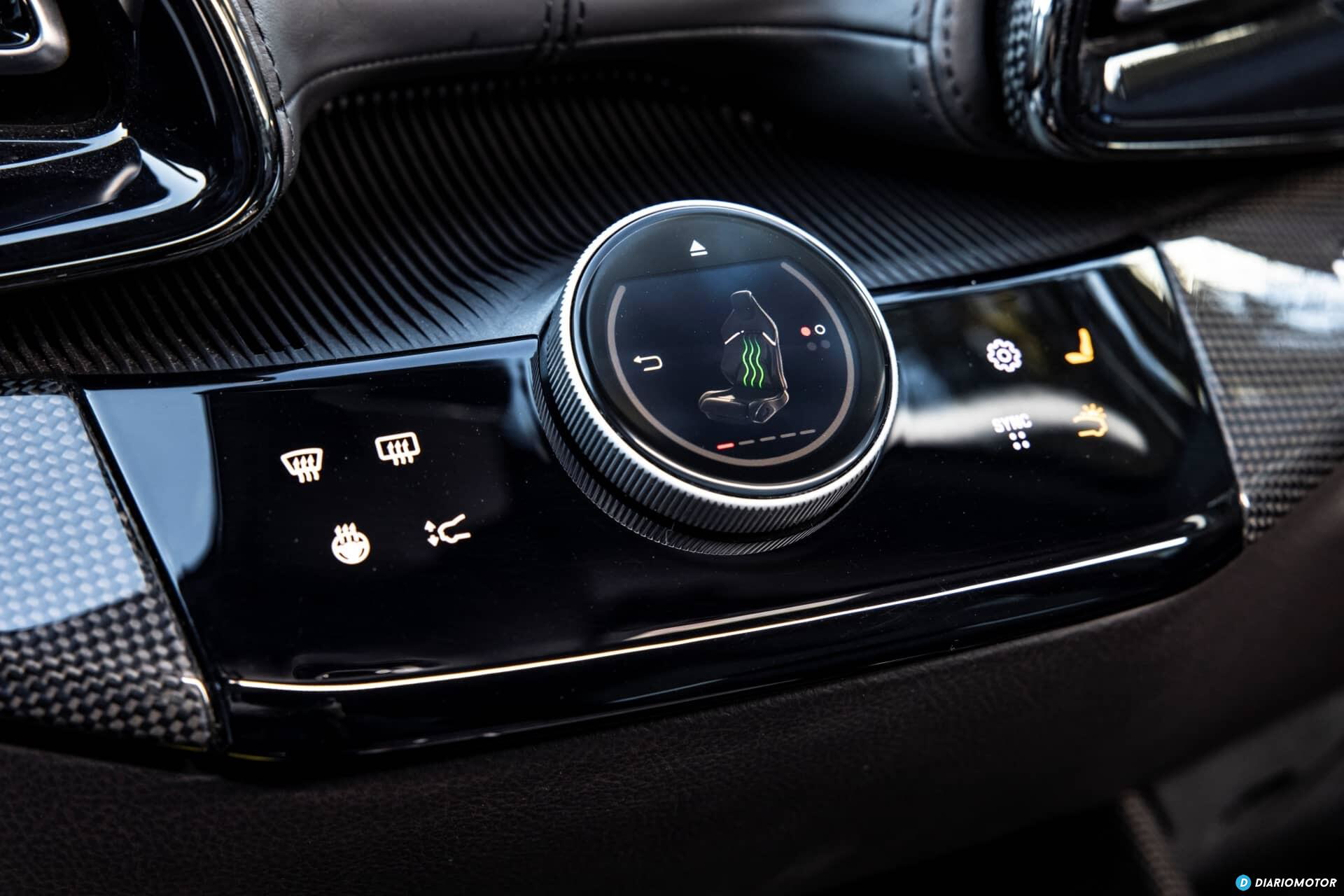 Consola central del Ferrari Purosangue mostrando instrumentos y superficies táctiles.