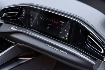 Vista cercana de la instrumentación digital del Ferrari Purosangue.