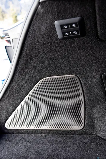 Vista cercana del excepcional trabajo de tapicería del Purosangue.