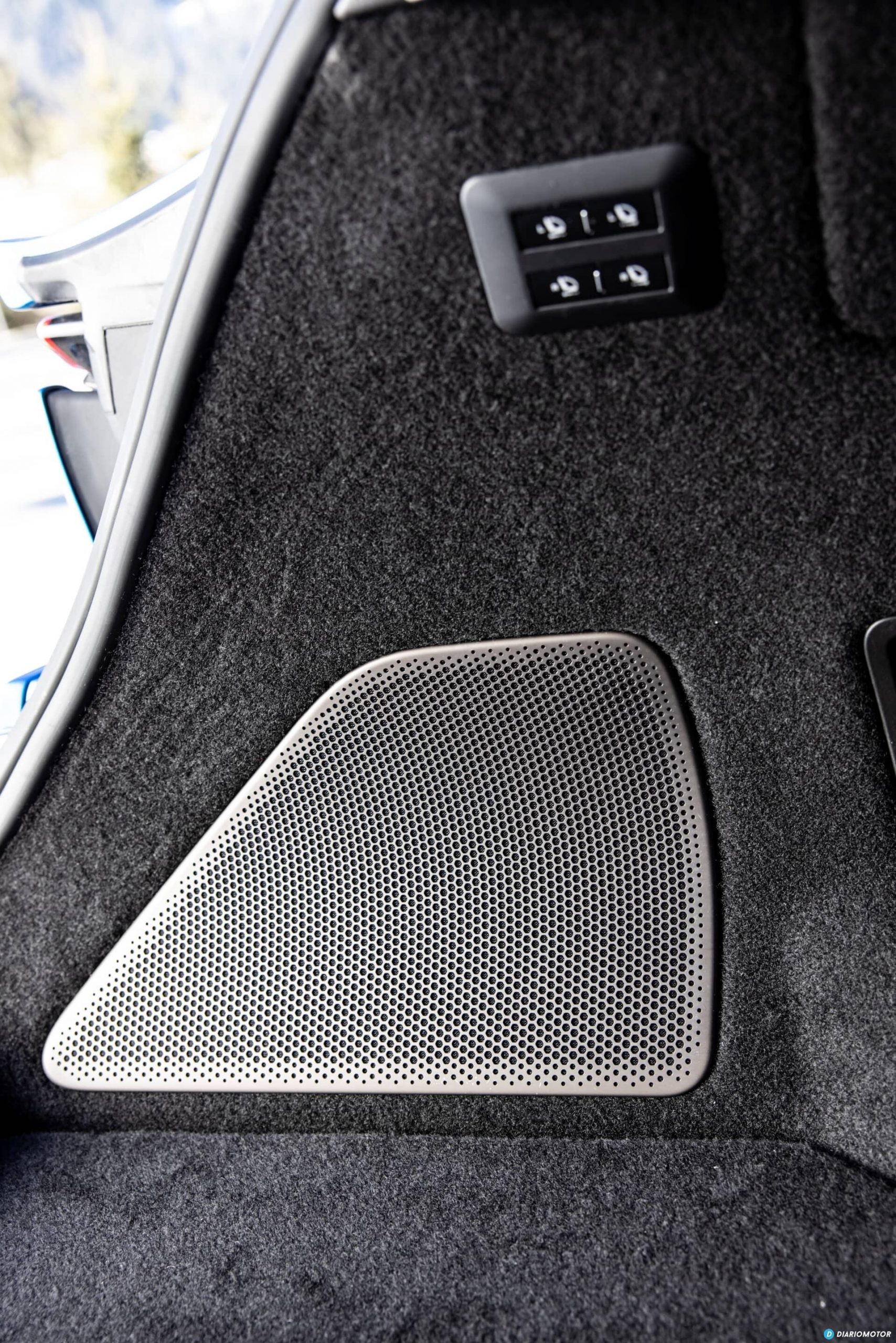 Vista cercana del excepcional trabajo de tapicería del Purosangue.