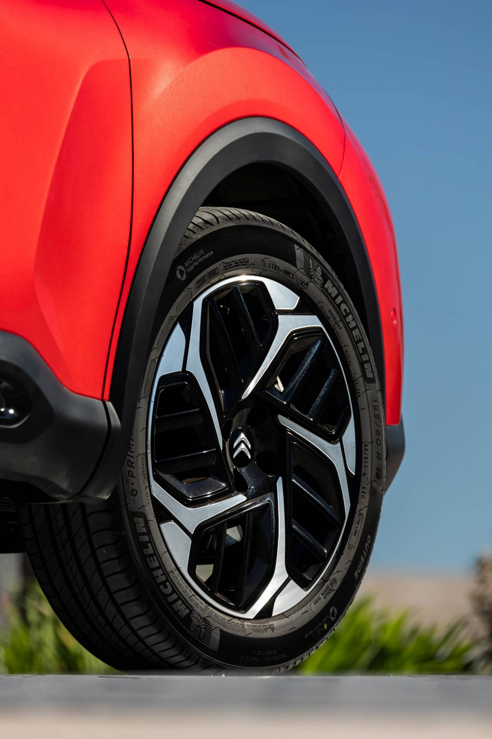 Rueda del Citroën C4 X mostrando el diseño de la llanta.
