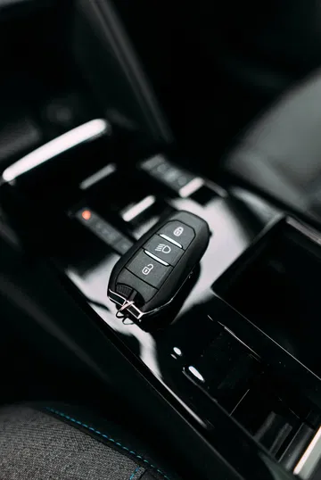 Vista de la llave del Citroën C4 X en su compartimento específico.