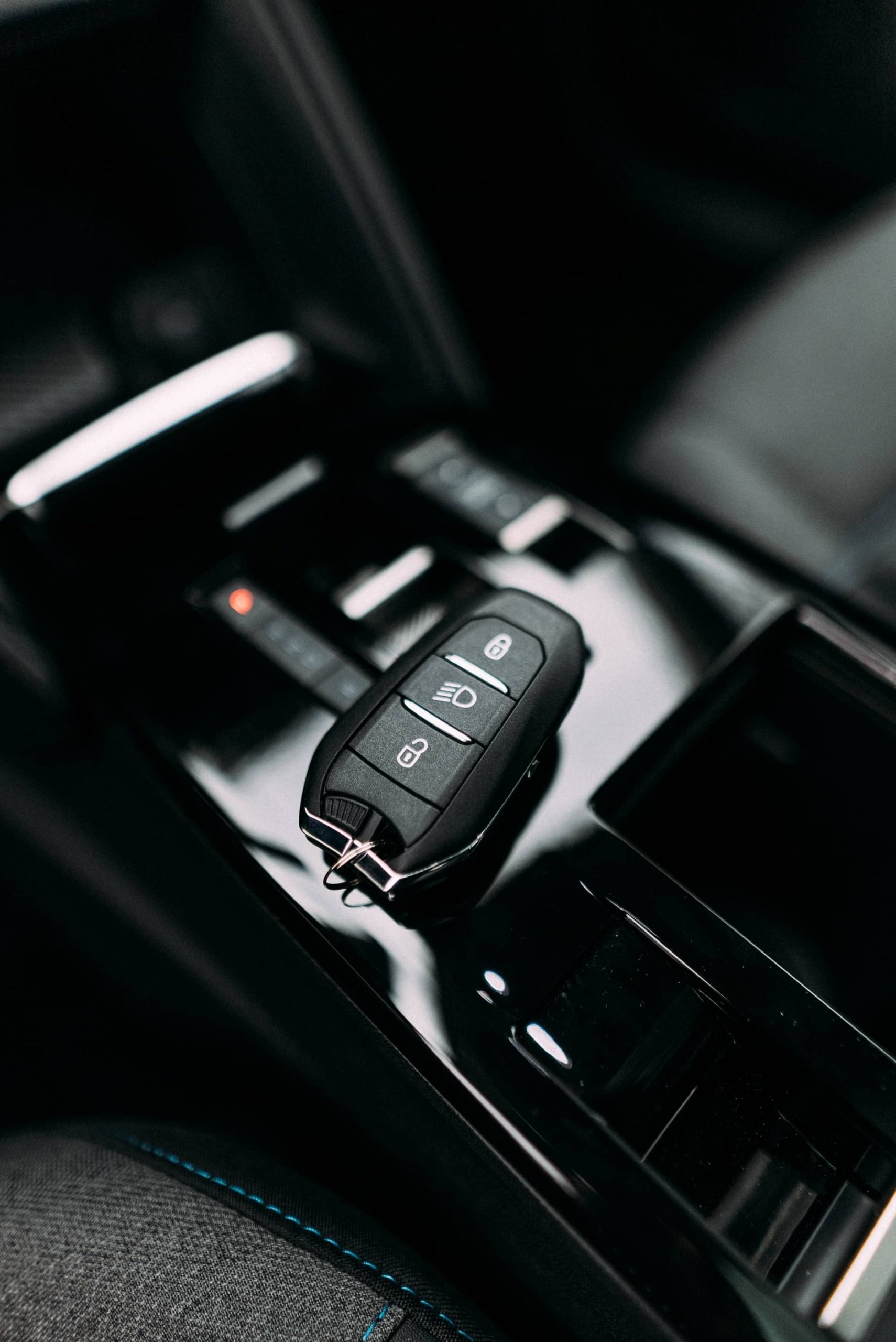 Vista de la llave del Citroën C4 X en su compartimento específico.