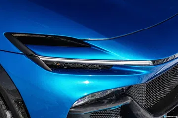 Primer plano de la luz de dirección del Ferrari Purosangue, con diseño aerodinámico.