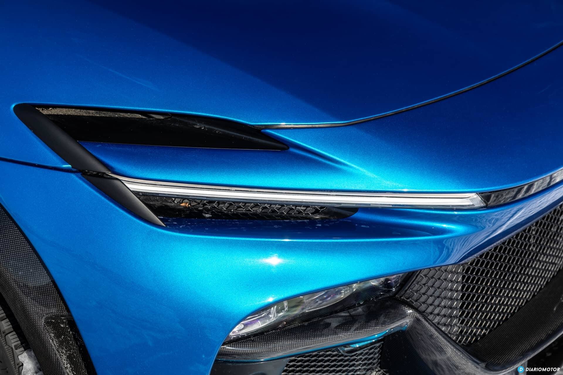 Primer plano de la luz de dirección del Ferrari Purosangue, con diseño aerodinámico.