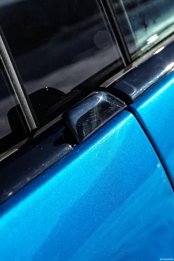 Vista cercana de la manija de la puerta del Ferrari Purosangue.