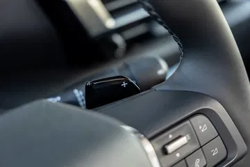 Vista de la palanca de cambios del Citroën C4 X, acabados y ergonomía.