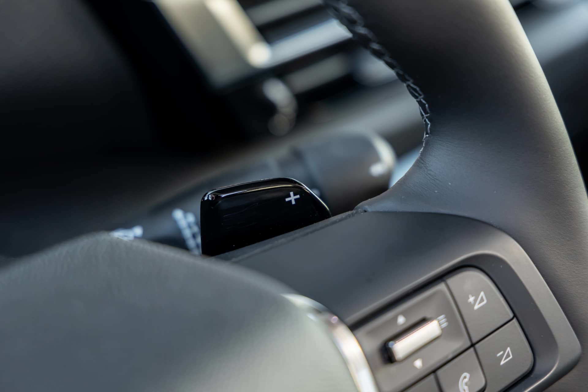Vista de la palanca de cambios del Citroën C4 X, acabados y ergonomía.