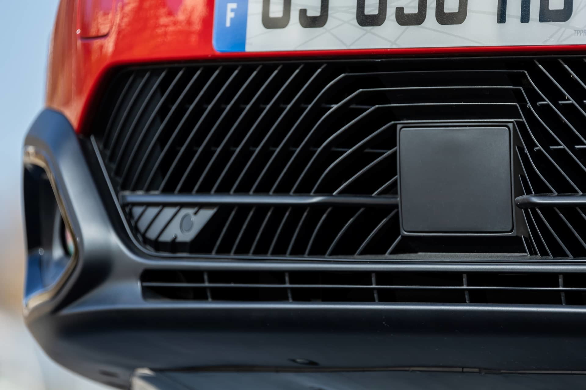 Vista cercana de la parrilla del Citroën C4 X, destacando su diseño distintivo.