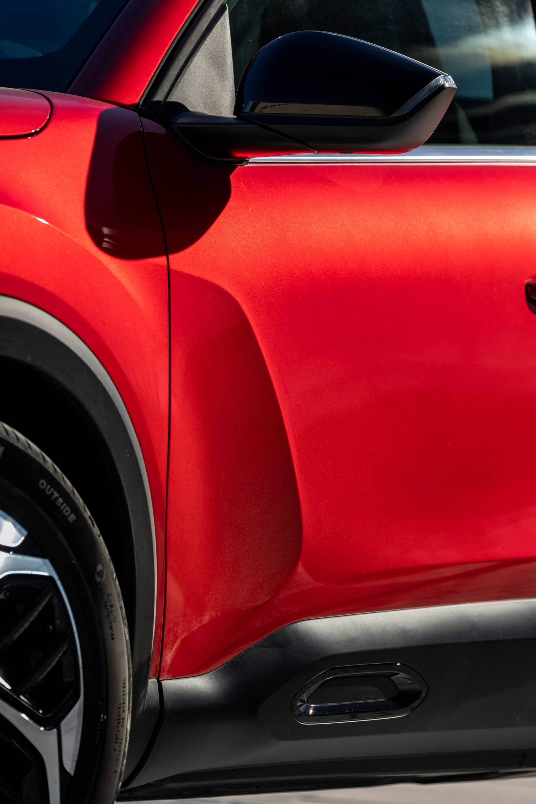 Acabado y diseño del pasarruedas del Citroën C4 X, destacando la elegancia y estilo.