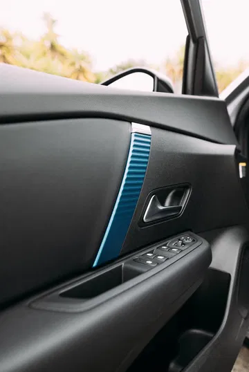 Acabado de puerta con detalle de costura azul del Citroën C4 X.