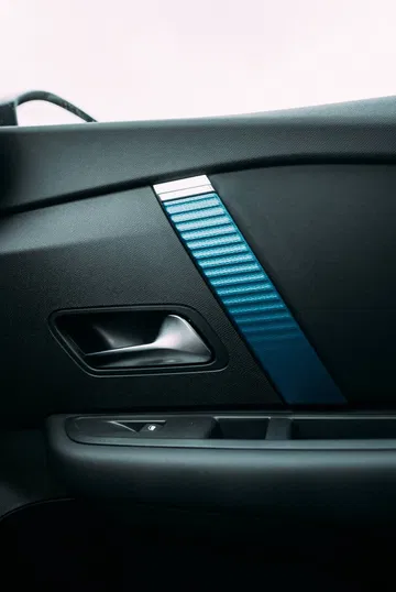 Acabado y textura de la puerta del Citroën C4 X, resaltando su diseño.