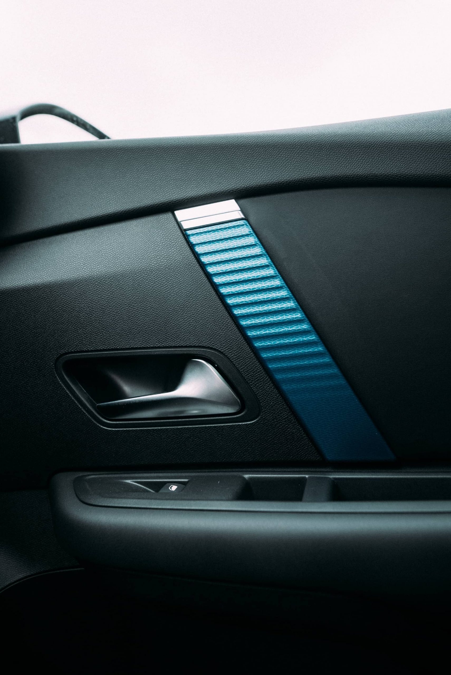 Acabado y textura de la puerta del Citroën C4 X, resaltando su diseño.