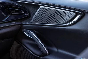 Vista del acabado y materiales de la puerta del Ferrari Purosangue.