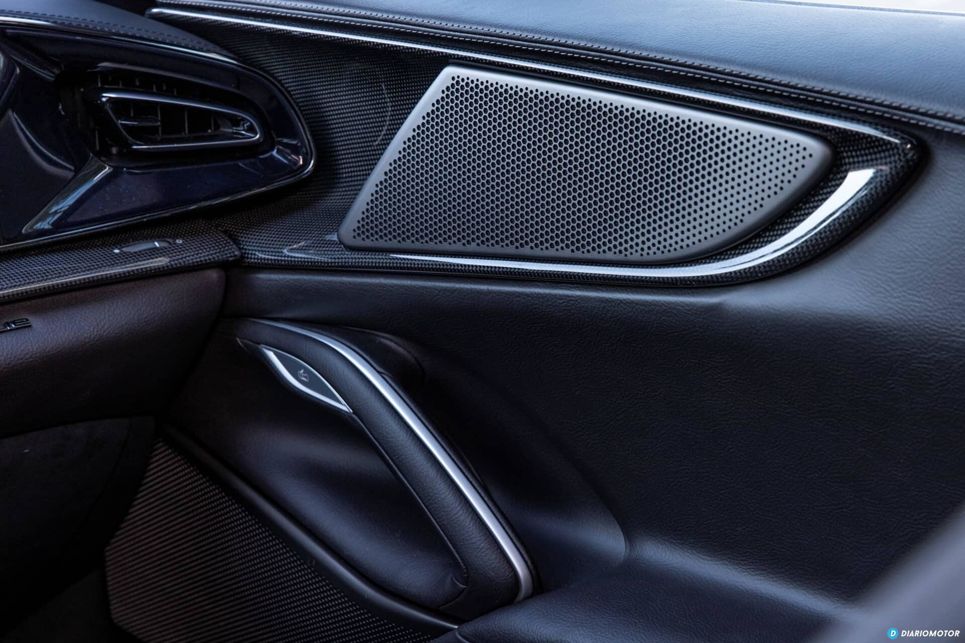 Vista del acabado y materiales de la puerta del Ferrari Purosangue.