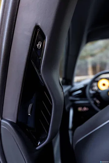 Acabado en carbono en la puerta del Ferrari Purosangue, cuidado y deportivo.