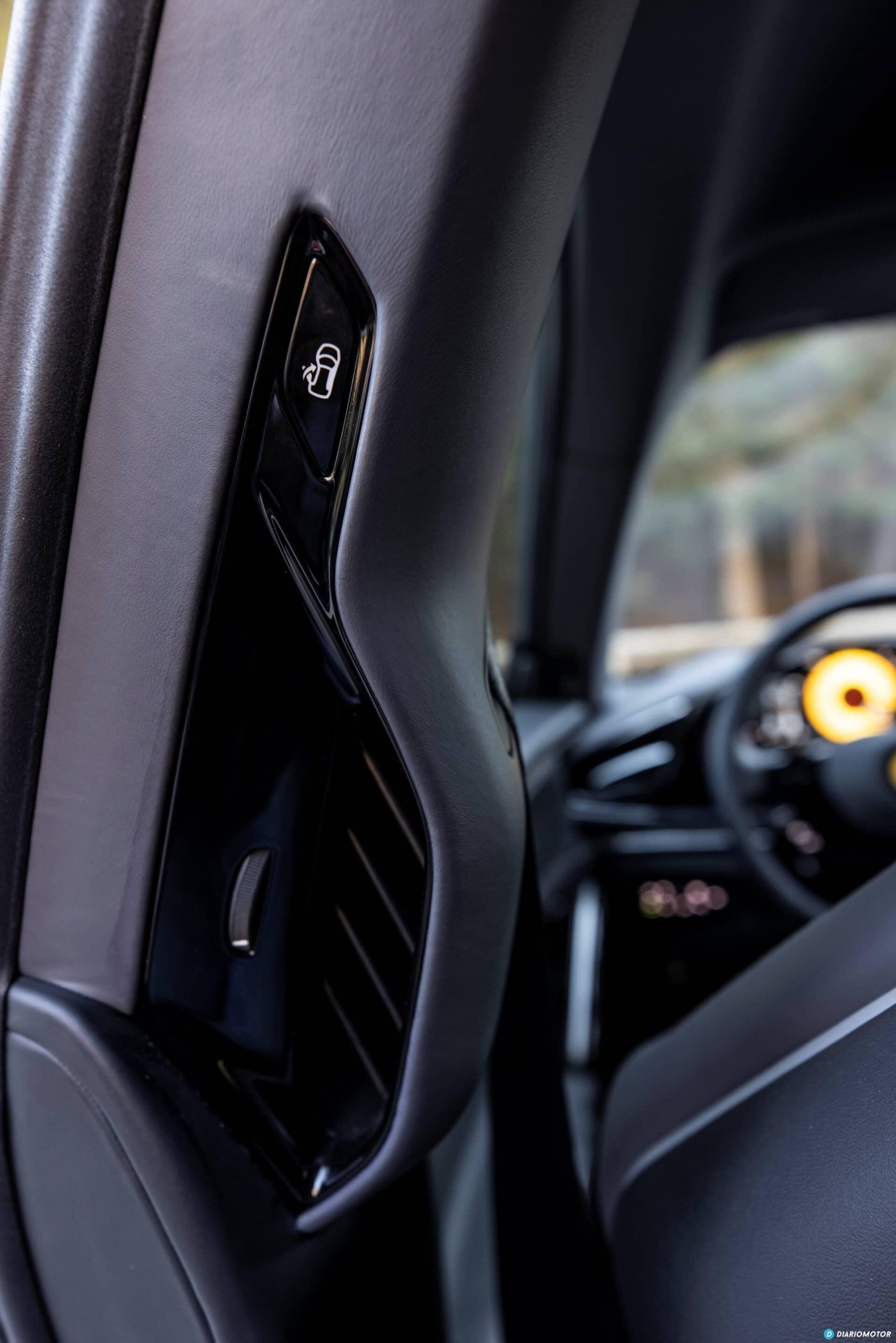 Acabado en carbono en la puerta del Ferrari Purosangue, cuidado y deportivo.