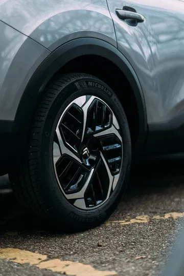 Rueda con llanta de aleación destacada del Citroën C4 X.