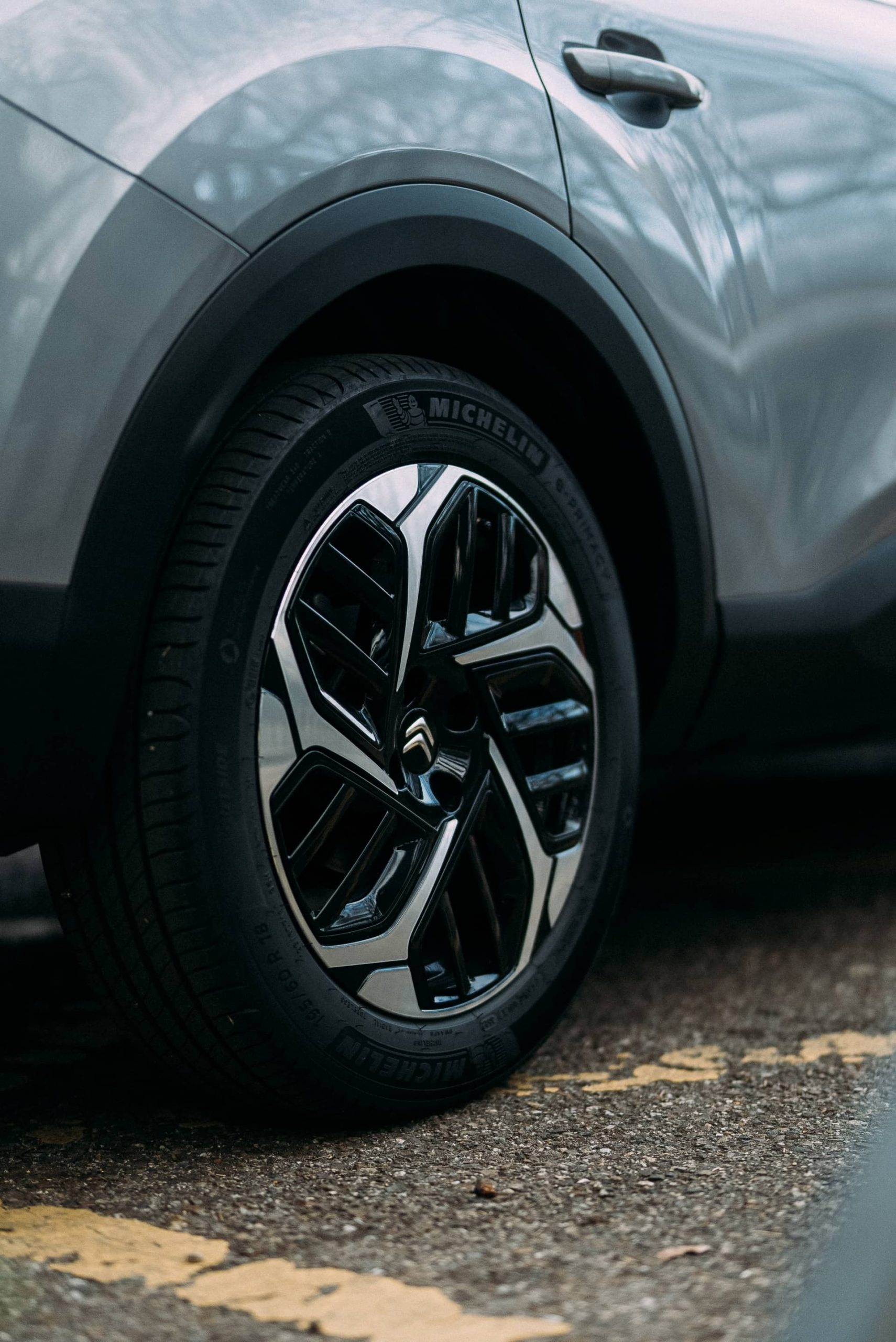 Rueda con llanta de aleación destacada del Citroën C4 X.