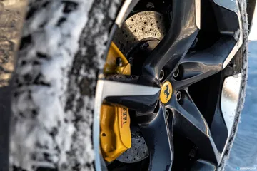 Rueda deportiva con pinza de freno amarilla de Ferrari Purosangue.