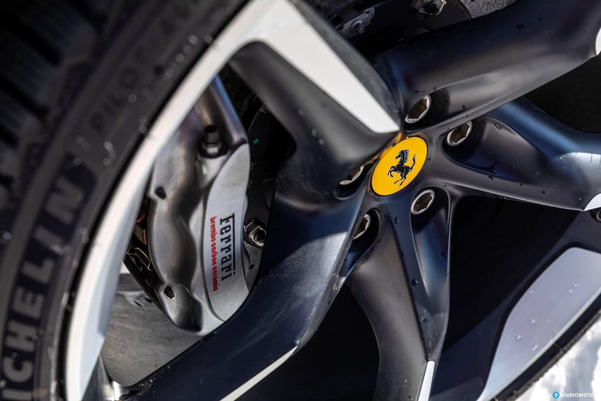 Primer plano de la rueda del Ferrari Purosangue, mostrando su llanta deportiva.