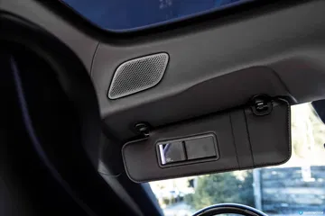 Visión del acabado del techo y sistema de iluminación interior.