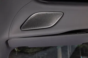 Detalle de la toma de aire lateral del Ferrari Purosangue, esencial para la aerodinámica.