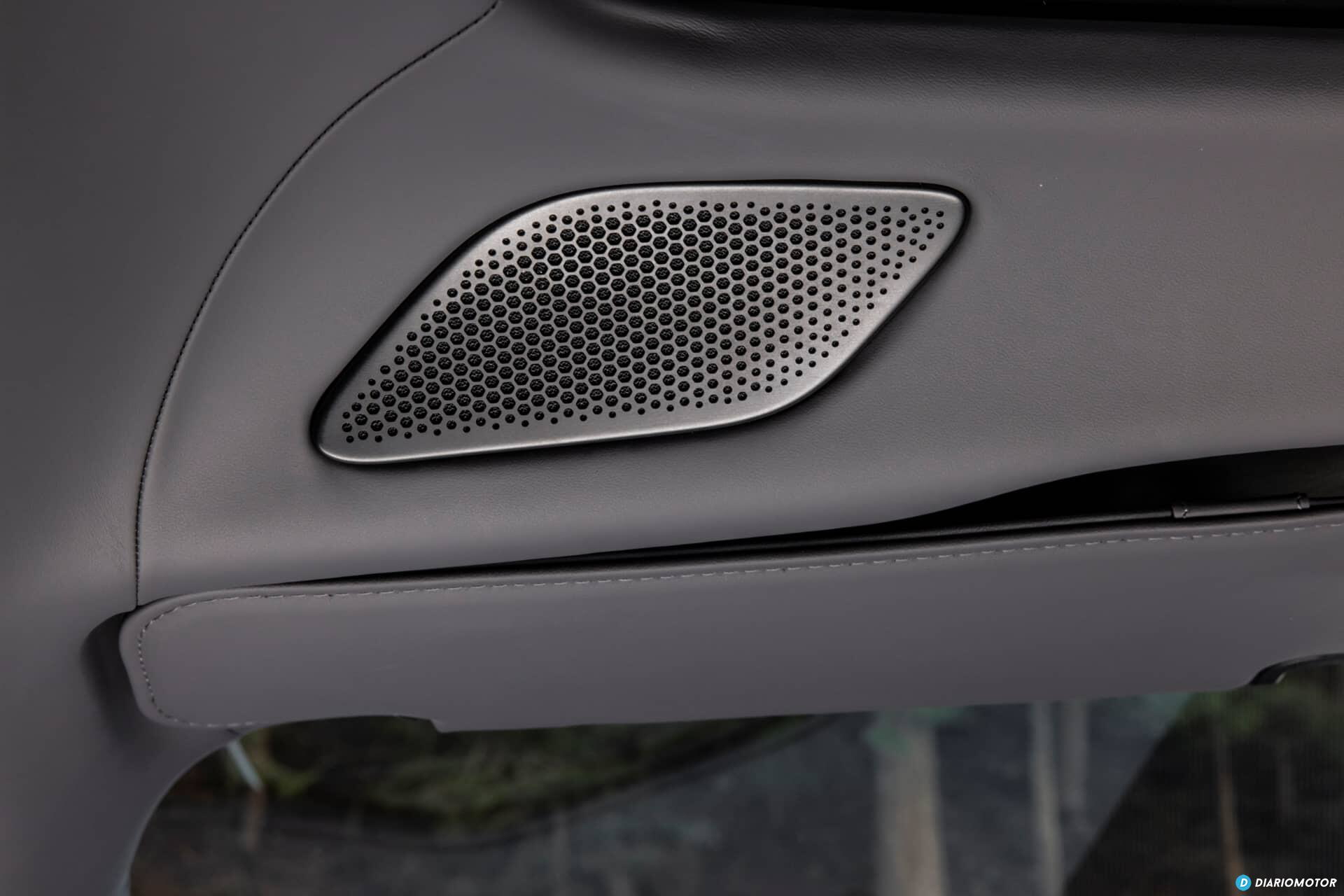 Detalle de la toma de aire lateral del Ferrari Purosangue, esencial para la aerodinámica.