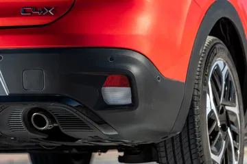 Vista cercana del detalle trasero del Citroën C4 X, enfocando el tubo de escape.