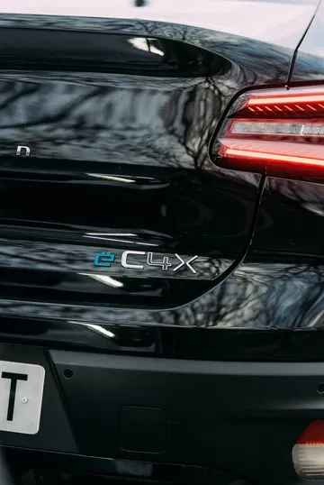 Vista cercana del acabado trasero del Citroën C4 X, destacando luces y diseño.