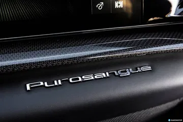 Vista cercana del umbral con el nombre 'Ferrari Purosangue' grabado.